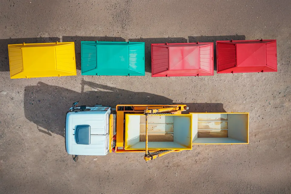 Contenedores de colores clasificados por corriente, vistos desde arriba